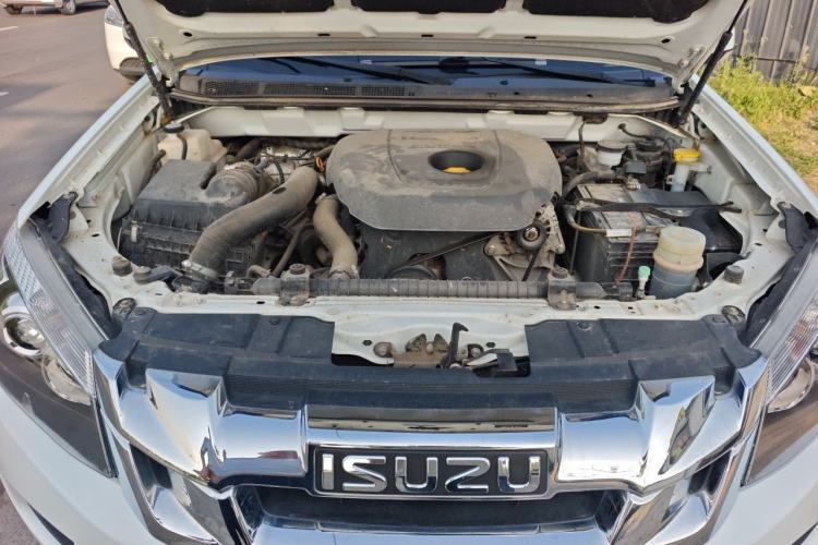 Used Isuzu D-MAX 2020 2.5T Two-Wheel Drive Manual Flagship Version China VI Emission Standard Extended Length JE4D25Q6A Engine Bay