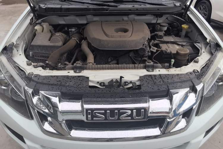 Used Isuzu D-MAX 2020 2.5T Two-Wheel Drive Automatic Navigation Version China VI Emission Standard Extended Length JE4D25Q6A Engine Bay