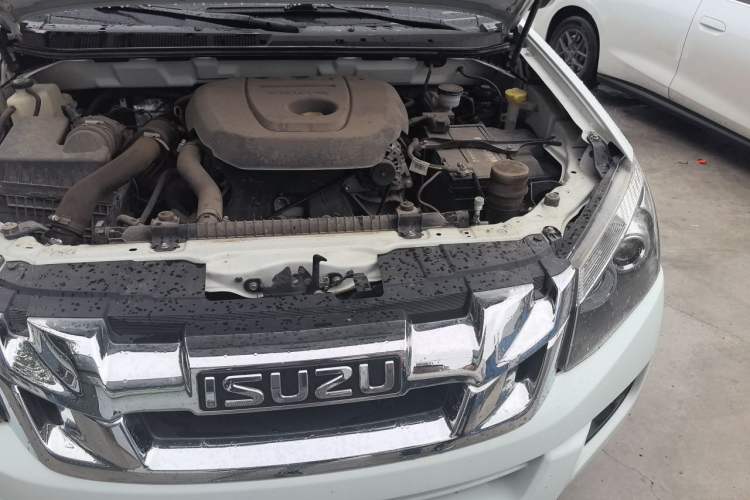 Used Isuzu D-MAX 2020 2.5T Two-Wheel Drive Automatic Navigation Version China VI Emission Standard Extended Length JE4D25Q6A Engine Bay Left