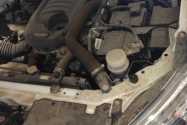Used Isuzu D-MAX 2020 1.9T 4x4 Manual Comfort Version China VI Standard RZ4E Hi-Power Engine Bay Left
