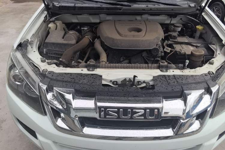 Used Isuzu D-MAX 2020 2.5T Two-Wheel Drive Automatic Navigation Version China VI Emission Standard Extended Length JE4D25Q6A Engine Bay Right