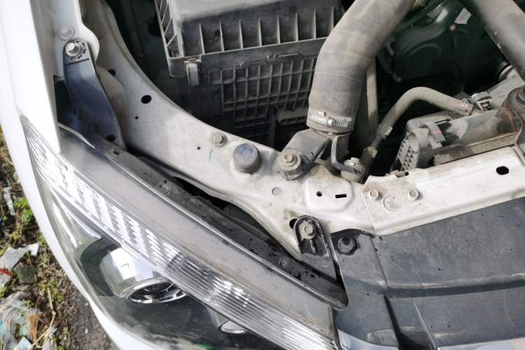 Used Isuzu D-MAX 2020 2.5T 4x4 Automatic Navigation Version China VI Standard Extended Length JE4D25Q6A Engine Bay Right