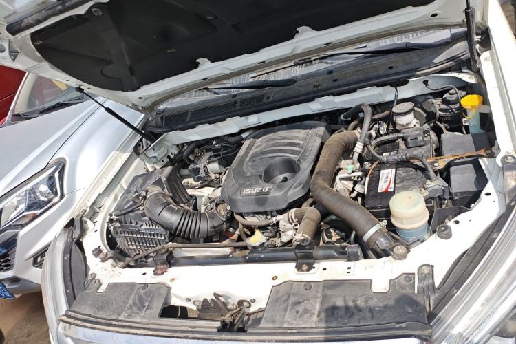 Used Isuzu D-MAX 2020 1.9T Two-Wheel Drive Automatic Comfort Edition China VI Standard RZ4E Hi-Power Engine Bay