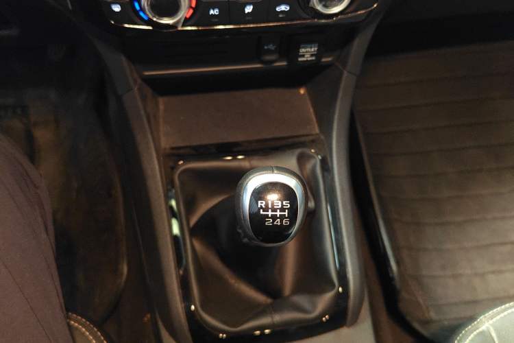Used Isuzu D-MAX 2020 1.9T 4x4 Manual Comfort Version China VI Standard RZ4E Hi-Power Gear Lever