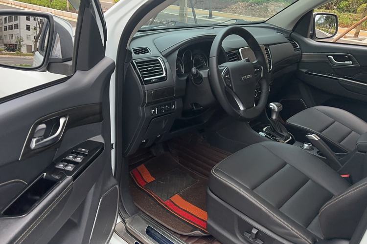 Used Isuzu D-MAX 2020 1.9T 4x4 Automatic Luxury Edition China VI Standard RZ4E Hi-Power Interior 2