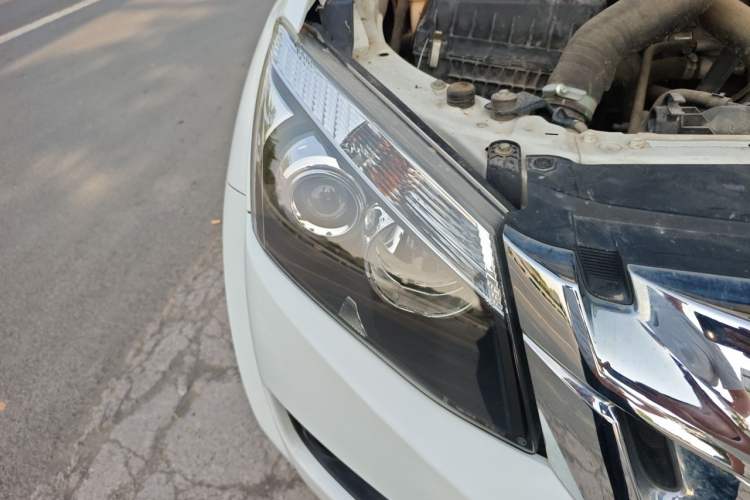 Used Isuzu D-MAX 2020 2.5T Two-Wheel Drive Manual Flagship Version China VI Emission Standard Extended Length JE4D25Q6A Right Front Headlight