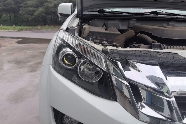 Used Isuzu D-MAX 2020 2.5T Two-Wheel Drive Automatic Navigation Version China VI Emission Standard Extended Length JE4D25Q6A Right Front Headlight