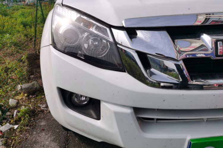 Used Isuzu D-MAX 2020 2.5T 4x4 Automatic Navigation Version China VI Standard Extended Length JE4D25Q6A Right Front Headlight