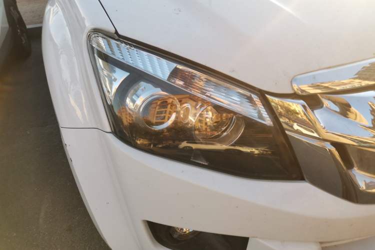 Used Isuzu D-MAX 2020 2.5T 4WD Manual Navigation Version China VI Standard Extended Length JE4D25Q6A Right Front Headlight