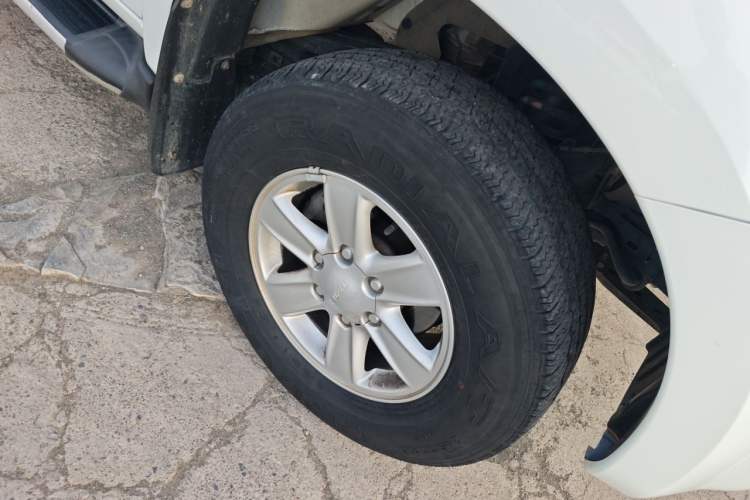Used Isuzu D-MAX 2020 2.5T Two-Wheel Drive Manual Flagship Version China VI Emission Standard Extended Length JE4D25Q6A Right Front Wheel Hub
