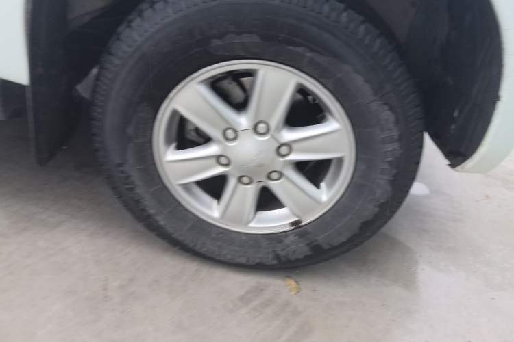 Used Isuzu D-MAX 2020 2.5T Two-Wheel Drive Automatic Navigation Version China VI Emission Standard Extended Length JE4D25Q6A Right Front Wheel Hub