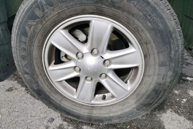 Used Isuzu D-MAX 2020 2.5T 4x4 Automatic Navigation Version China VI Standard Extended Length JE4D25Q6A Right Front Wheel Hub