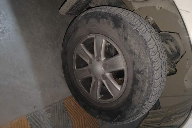 Used Isuzu D-MAX 2020 2.5T Two-Wheel Drive Automatic Flagship Edition China VI Standard Extended Version JE4D25Q6A Right Front Wheel Hub
