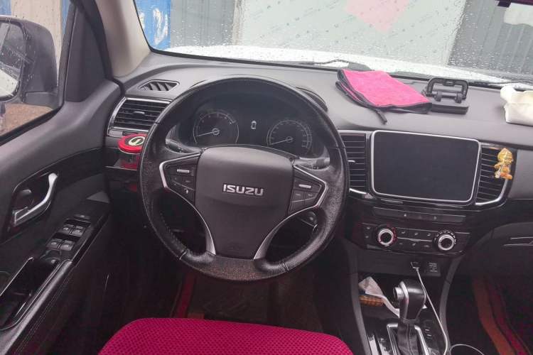 Used Isuzu D-MAX 2020 2.5T Two-Wheel Drive Automatic Navigation Version China VI Emission Standard Extended Length JE4D25Q6A Steering Wheel