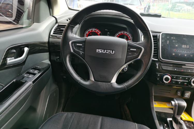 Used Isuzu D-MAX 2020 2.5T 4x4 Automatic Navigation Version China VI Standard Extended Length JE4D25Q6A Steering Wheel