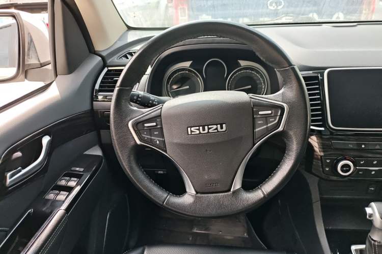 Used Isuzu D-MAX 2020 1.9T Two-Wheel Drive Automatic Comfort Edition China VI Standard RZ4E Hi-Power Steering Wheel