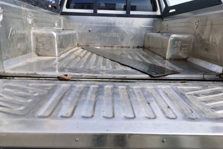 Used Isuzu D-MAX 2020 2.5T 4x4 Automatic Navigation Version China VI Standard Extended Length JE4D25Q6A Trunk