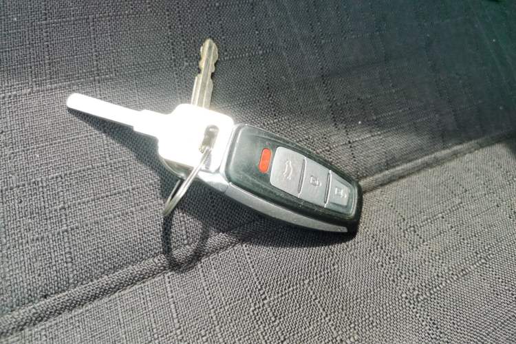 Used Isuzu D-MAX 2020 2.5T 4x4 Automatic Navigation Version China VI Standard Extended Length JE4D25Q6A Vehicle Key