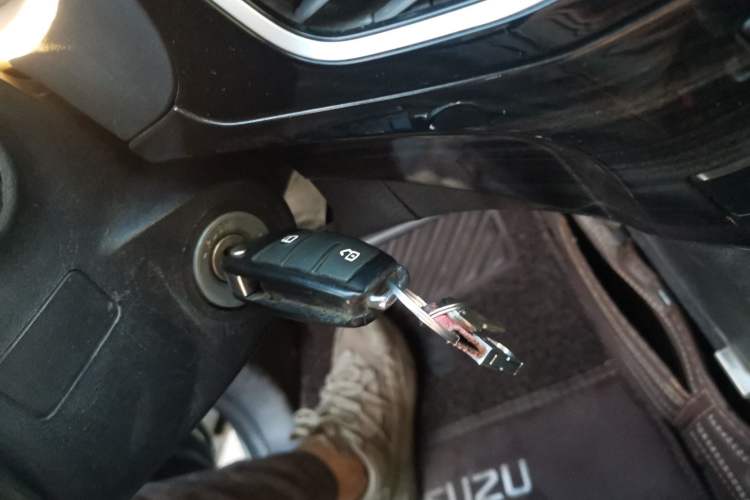 Used Isuzu D-MAX 2020 2.5T 4WD Manual Navigation Version China VI Standard Extended Length JE4D25Q6A Vehicle Key