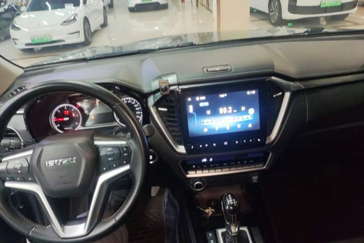 Used Isuzu D-MAX 2021 1.9T Automatic 4x4 Diesel Global Huan Dong RZ4E Center Console