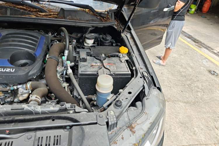 Used Isuzu D-MAX 2021 1.9T Manual Two-Wheel Drive Diesel Global Dynamic RZ4E Engine Bay Left
