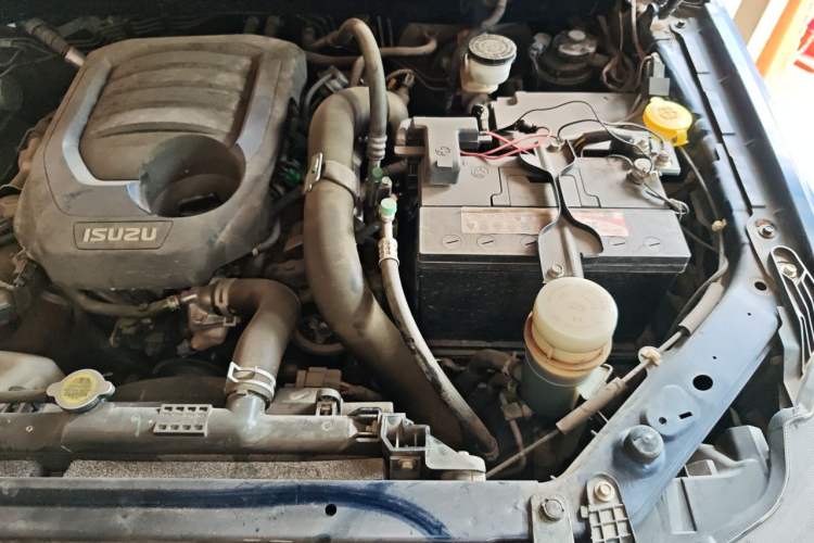 Used Isuzu D-MAX 2021 1.9T Automatic 4x4 Diesel Global Changle Leading RZ4E Engine Bay Left