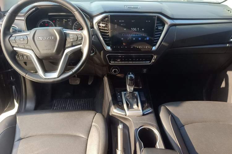 Used Isuzu D-MAX 2021 1.9T Automatic 4x4 Diesel Global Huan Dong RZ4E Interior 2