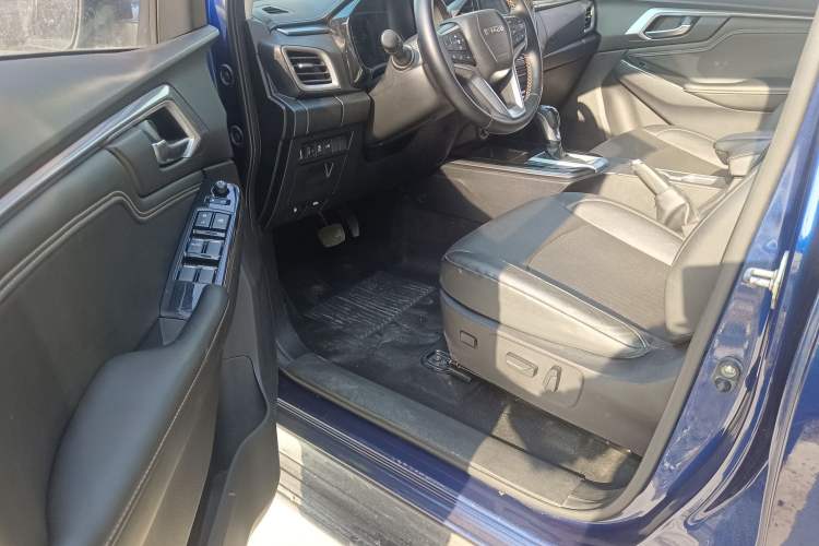 Used Isuzu D-MAX 2021 1.9T Automatic 4x4 Diesel Global Huan Dong RZ4E Interior 3