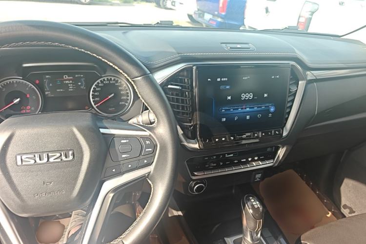 Used Isuzu D-MAX 2021 1.9T Automatic 4x4 Diesel Global Huan Dong RZ4E Center Console