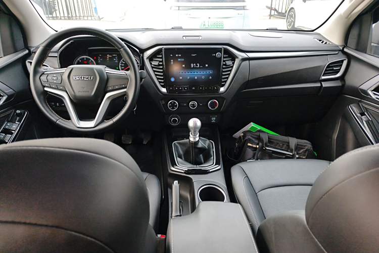 Used Isuzu D-MAX 2021 1.9T Manual 4x4 Diesel Global Dynamic RZ4E Center Console