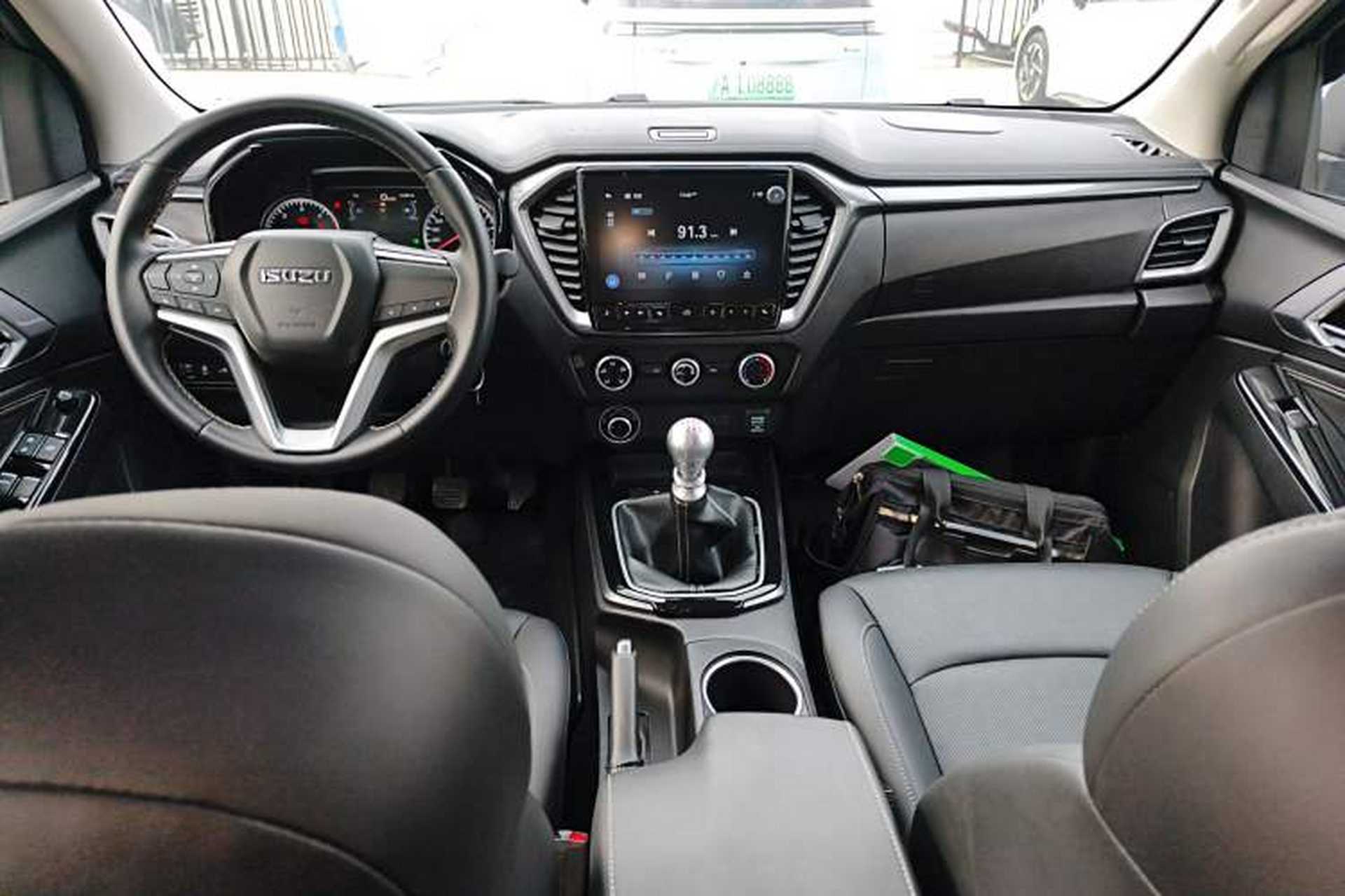 Used Isuzu D-MAX 2021 1.9T Manual 4x4 Diesel Global Dynamic RZ4E Center Console