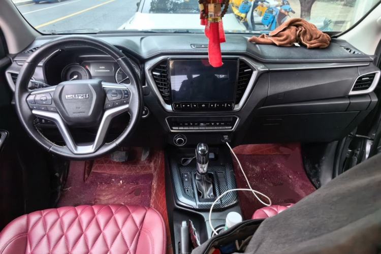 Used Isuzu D-MAX 2021 1.9T Automatic 4x4 Diesel Global Huan Dong RZ4E Center Console