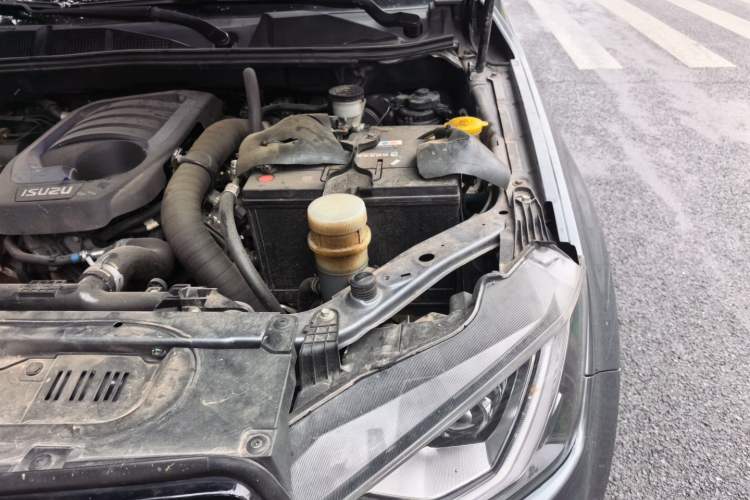 Used Isuzu D-MAX 2021 1.9T Automatic 4x4 Diesel Global Huan Dong RZ4E Engine Bay Left