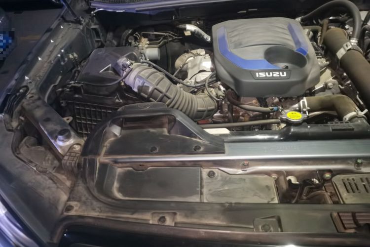 Used Isuzu D-MAX 2021 1.9T Automatic 4x4 Diesel Global Changle Leading RZ4E Engine Bay Right