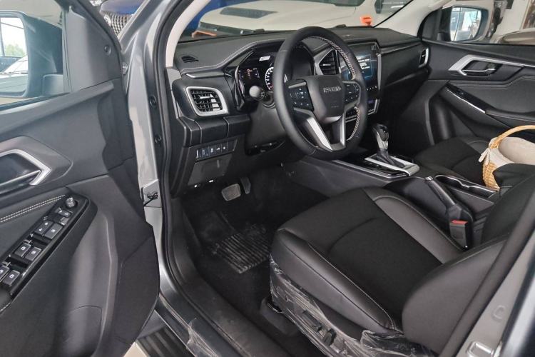 Used Isuzu D-MAX 2021 1.9T Automatic 4x4 Diesel Global Changle Leading RZ4E Interior 2