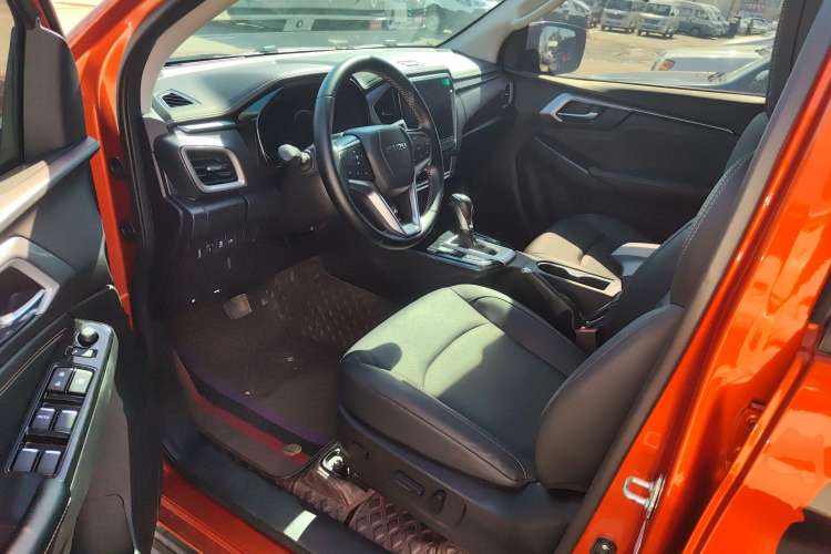 Used Isuzu D-MAX 2021 1.9T Automatic 4x4 Diesel Global Huan Dong RZ4E Interior 2