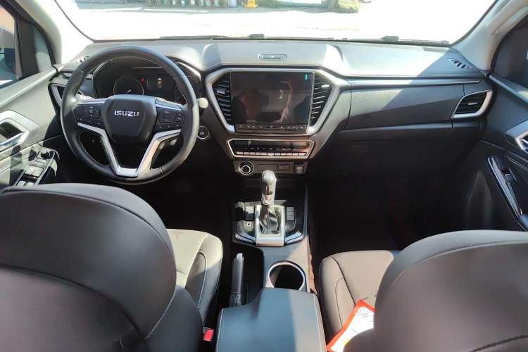 Used Isuzu D-MAX 2021 1.9T Automatic 4x4 Diesel Global Huan Dong RZ4E Interior 3