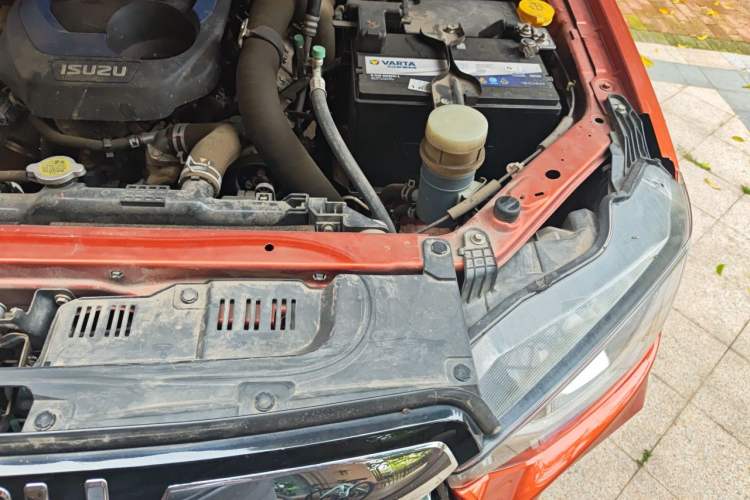 Used Isuzu D-MAX 2021 1.9T Automatic 4x4 Diesel Global Changle Leading RZ4E Engine Bay Left