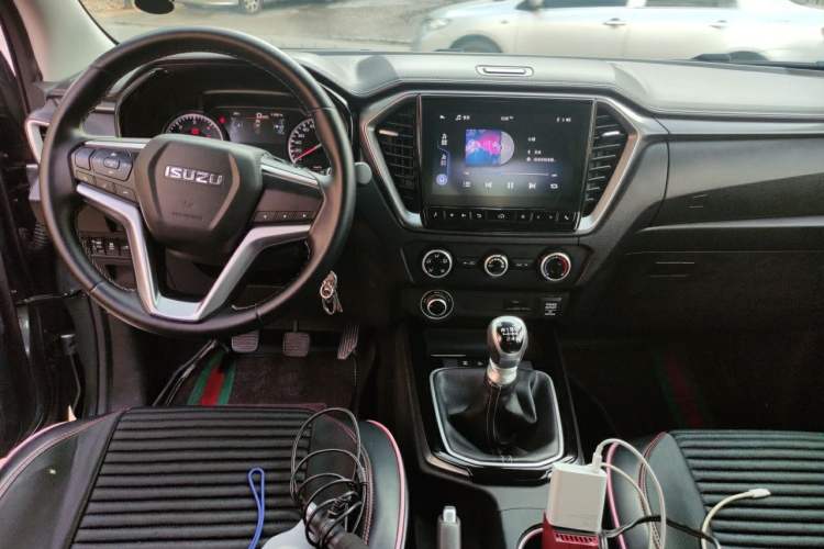 Used Isuzu D-MAX 2021 1.9T Manual 4x4 Diesel Global Dynamic RZ4E Center Console