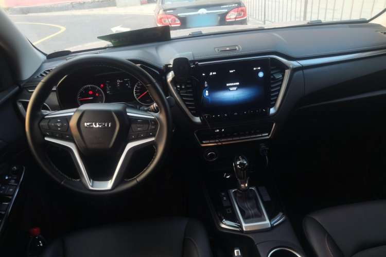 Used Isuzu D-MAX 2021 1.9T Automatic 4x4 Diesel Global Huan Dong RZ4E Center Console