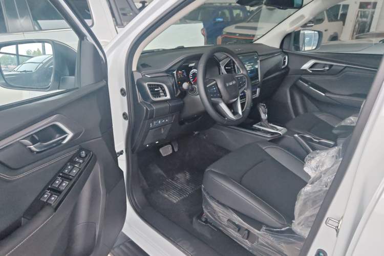 Used Isuzu D-MAX 2021 1.9T Automatic 4x4 Diesel Global Changle Leading RZ4E Interior 2