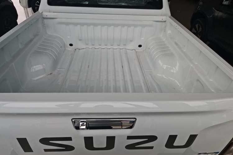 Used Isuzu D-MAX 2021 1.9T Automatic 4x4 Diesel Global Changle Leading RZ4E Trunk