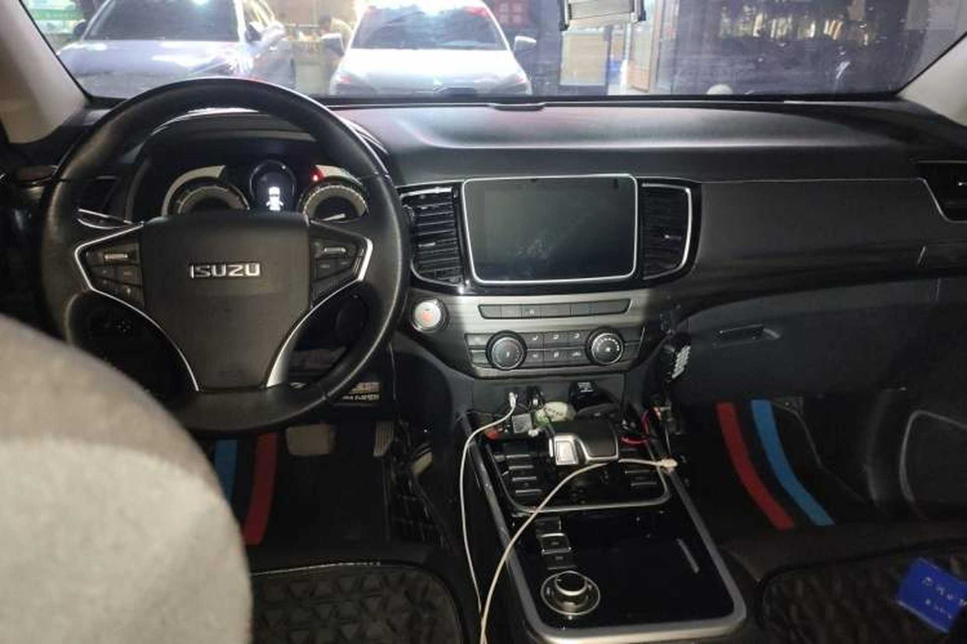Used Isuzu D-MAX 2022 2.0T All-Wheel Drive Automatic Gasoline LingShang Version JX4G20A6L Center Console