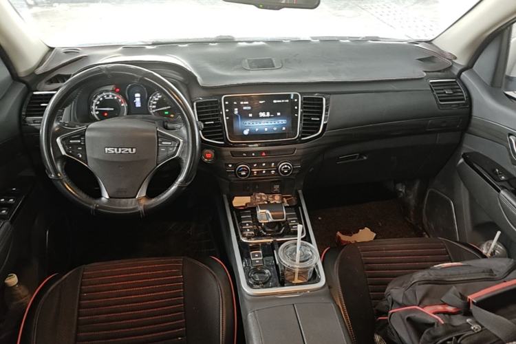 Used Isuzu D-MAX 2022 2.0T Two-Wheel Drive Automatic Gasoline LingShang Version JX4G20A6L Center Console