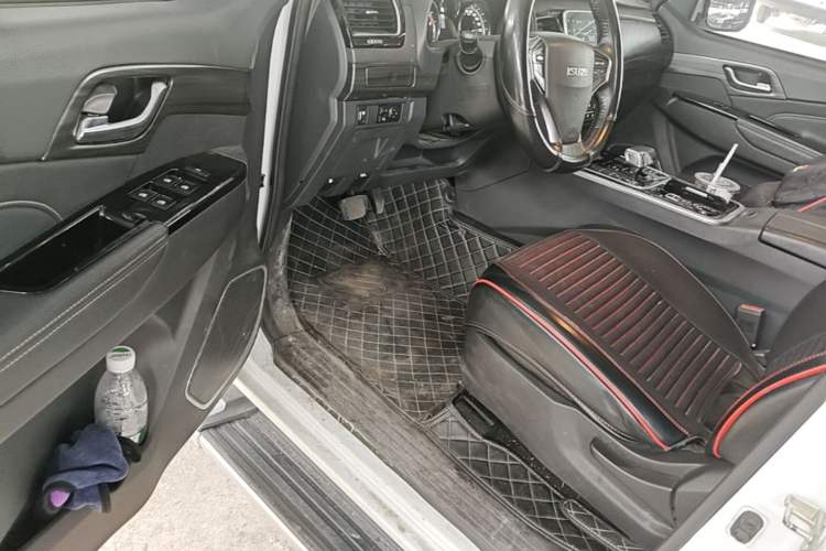 Used Isuzu D-MAX 2022 2.0T Two-Wheel Drive Automatic Gasoline LingShang Version JX4G20A6L Driver Seat