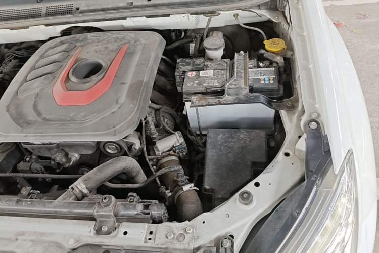 Used Isuzu D-MAX 2022 2.0T Two-Wheel Drive Automatic Gasoline LingShang Version JX4G20A6L Engine Bay Left