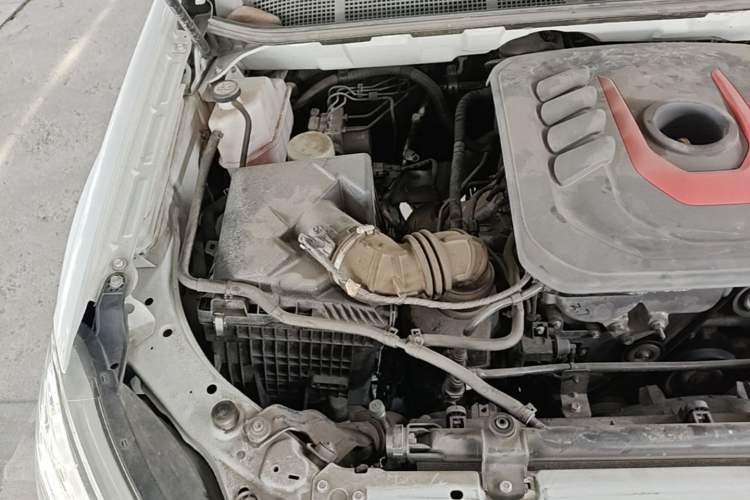 Used Isuzu D-MAX 2022 2.0T Two-Wheel Drive Automatic Gasoline LingShang Version JX4G20A6L Engine Bay Right