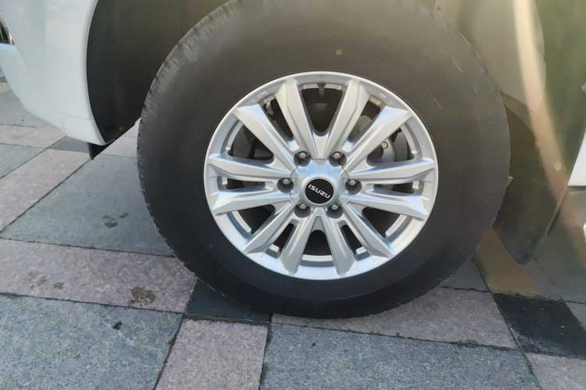Used Isuzu D-MAX 2022 2.0T Two-Wheel Drive Automatic Gasoline LingShang Version JX4G20A6L Left Front Wheel Hub