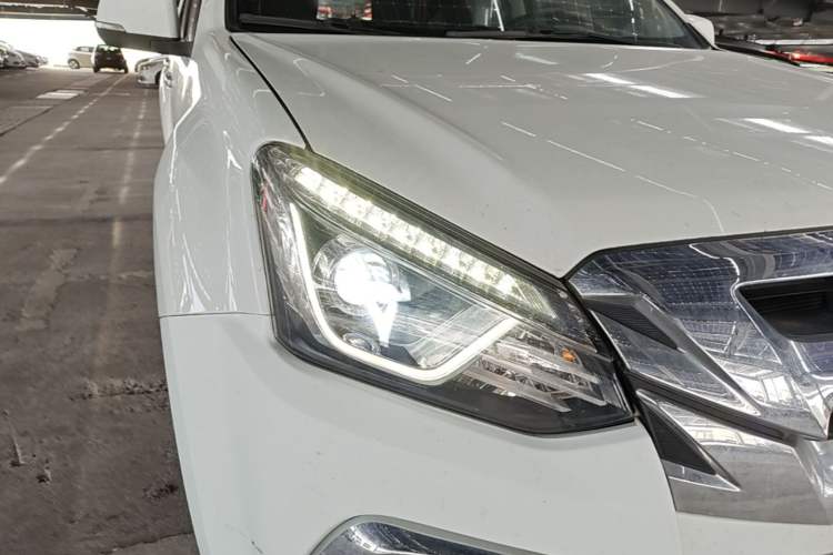 Used Isuzu D-MAX 2022 2.0T Two-Wheel Drive Automatic Gasoline LingShang Version JX4G20A6L Right Front Headlight