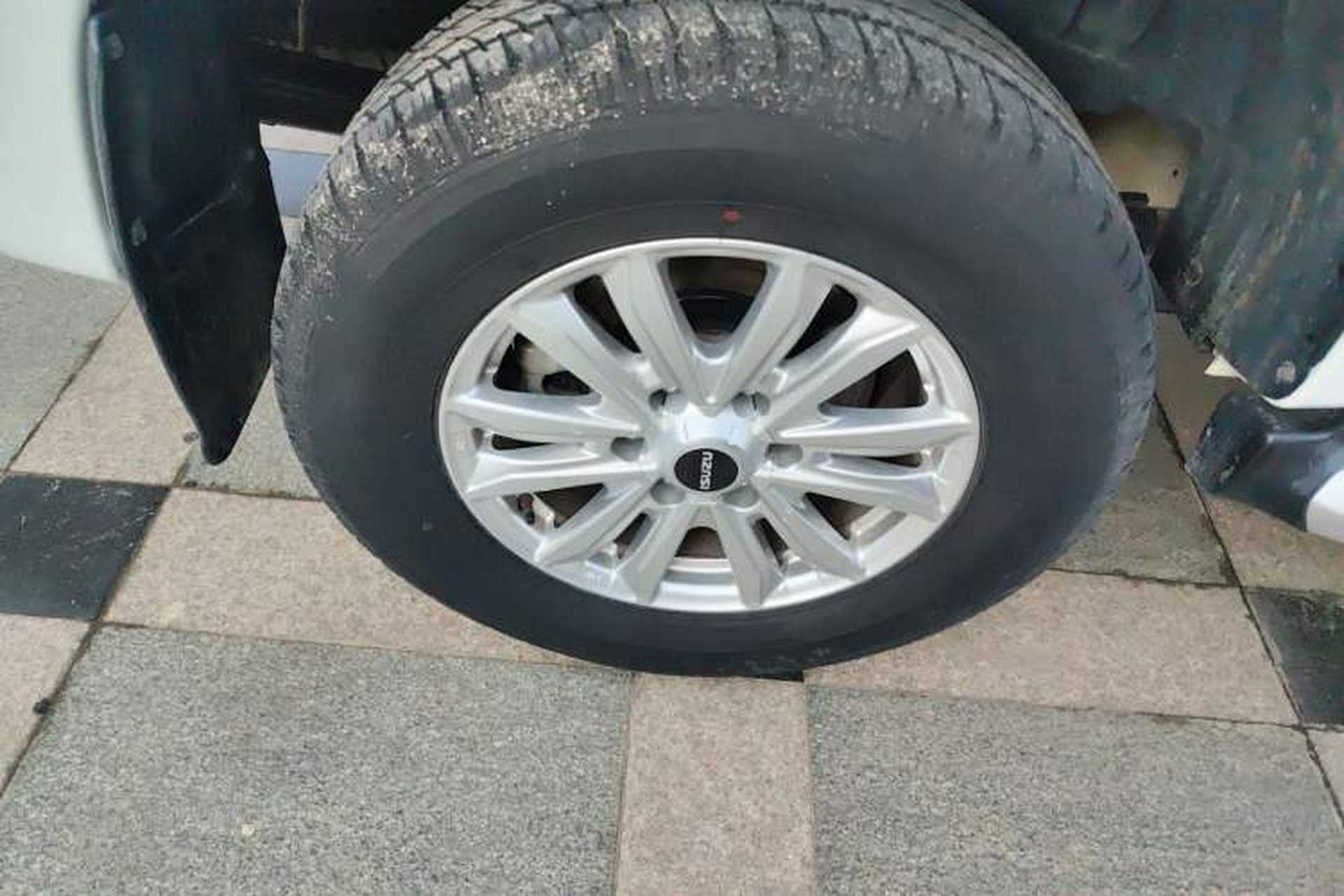 Used Isuzu D-MAX 2022 2.0T Two-Wheel Drive Automatic Gasoline LingShang Version JX4G20A6L Right Rear Wheel Hub